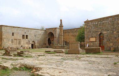 Antik Sismografik Taş Sütun Gavazan çağırdı Tatev Manastırı Avlusu, Syunik Eyaleti, Ermenistan