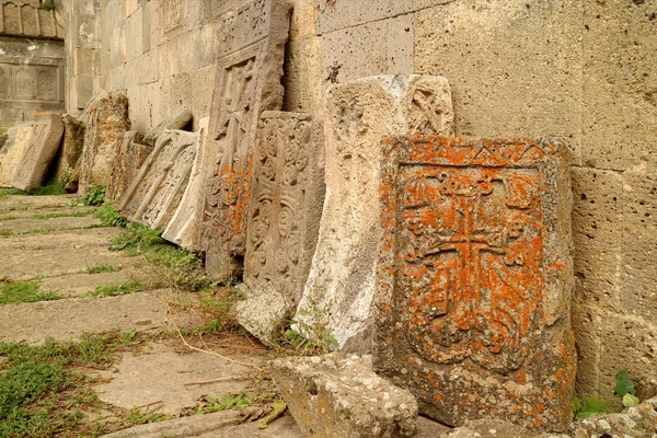 Grupa Starożytnych Chaczkarów Lub Ormiańskich Kamieni Krzyżowych Kompleksie Klasztornym Tatev — Zdjęcie stockowe