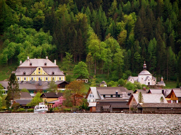 Wspaniałe Zabytkowe Domy Nad Brzegiem Jeziora Hallstatt Wpisane Listę Światowego — Zdjęcie stockowe