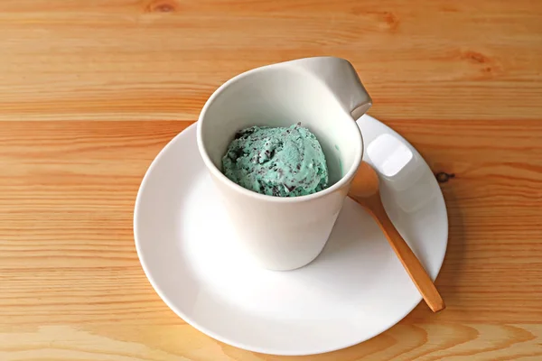 Una Taza Helado Virutas Chocolate Menta Servido Una Mesa Madera — Foto de Stock