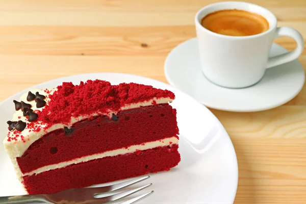 クリームチーズのローストとホットコーヒーを背景にした赤いベルベットのショートケーキ — ストック写真