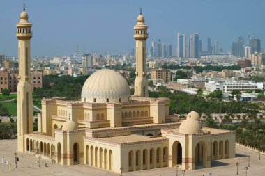 Başkent Bahreyn 'in Manama' daki Al Fateh Büyük Camii 'nin çarpıcı hava manzarası