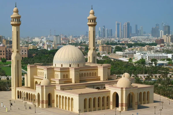 Başkent Bahreyn 'in Manama' daki Al Fateh Büyük Camii 'nin çarpıcı hava manzarası
