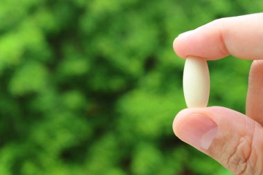 Kapalı Adamın Parmakları Bulanık Yeşil Yeşilliğe Karşı İlave Tablet Tutuyor