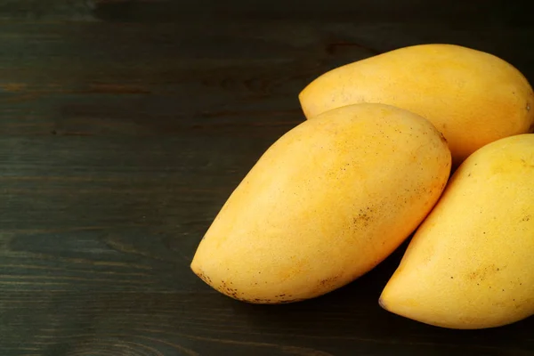 Trzy Świeże Dojrzałe Mango Całe Owoce Izolowane Czarnym Tle — Zdjęcie stockowe