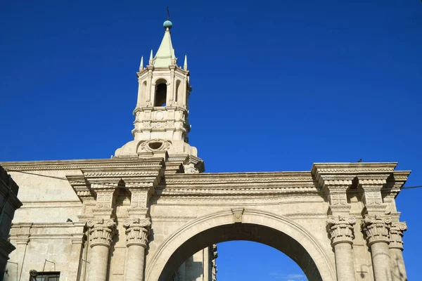 Witte Belfort Zijkant Boog Van Basiliek Kathedraal Van Arequipa Tegen — Stockfoto