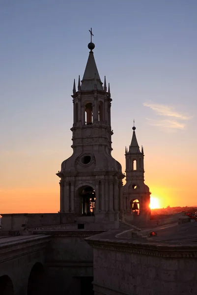 Sole Splendente Che Tramonta Attraverso Campanile Della Basilica Cattedrale Arequipa — Foto Stock