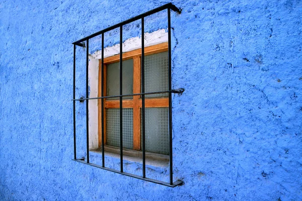 Holzrahmenfenster Auf Lebhafter Blauer Steinwand — Stockfoto
