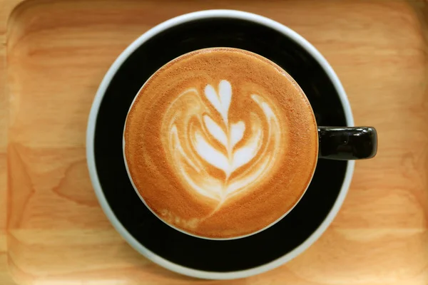 一杯卡布奇诺咖啡的顶部视图与漂亮的拿铁艺术 — 图库照片