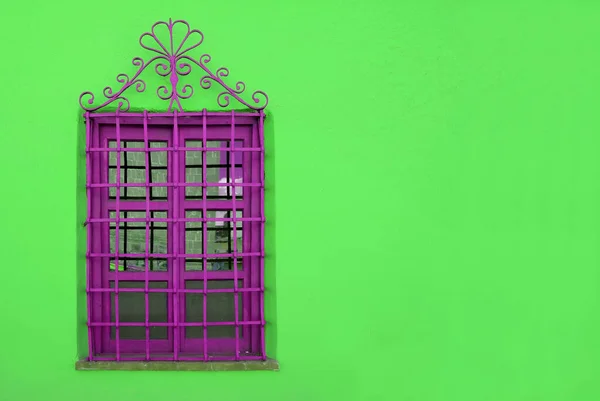 Żywy Fioletowy Kute Żelazo Okno Żywy Wapienny Zielony Mur — Zdjęcie stockowe