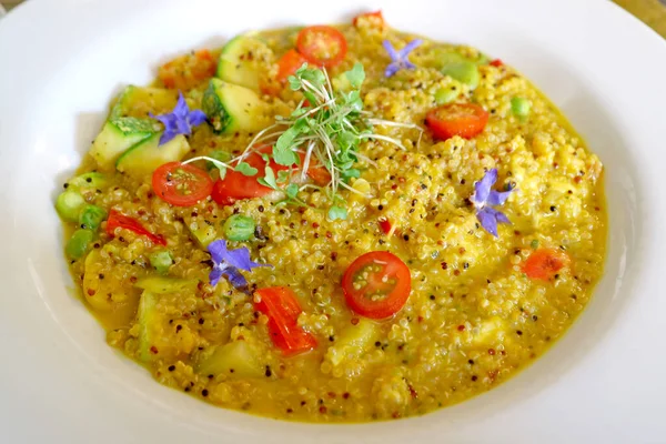 Assiette Quinotto Péruvien Aux Légumes Sains Colorés — Photo