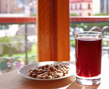 Chicha Morada, kavrulmuş mısır taneleriyle servis edilen geleneksel Andean içeceği.