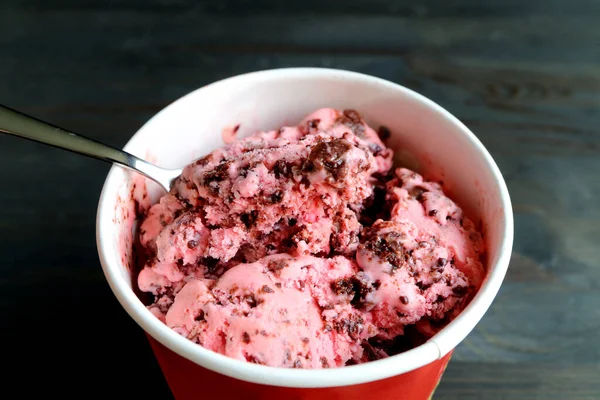 Cucchiaio Raccogliendo Gustoso Gelato Chunk Alla Fragola Cioccolato Con Focus — Foto Stock