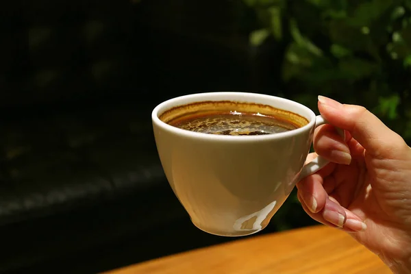 Die Hand Einer Frau Hält Eine Tasse Heißen Kaffee Raum — Stockfoto