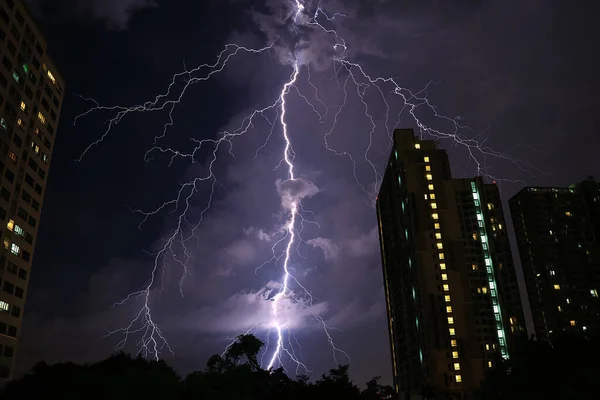 Incrível Real Lightning Impressionante Céu Noturno Bangkok Urban Temporada Monções — Fotografia de Stock