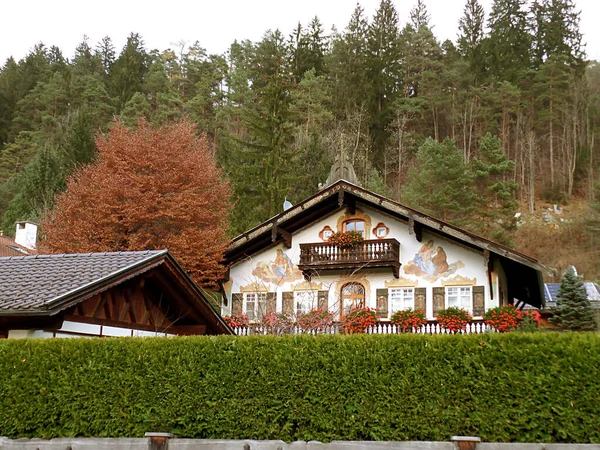 Потрясающие Традиционные Баварские Дома Среди Осенней Листвы Гармиш Партенкирхене Бавария — стоковое фото