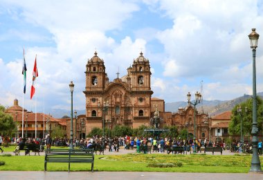Iglesia de la Compania de Jesus Kilisesi, Peru 'nun Cusco şehrindeki Plaza de Armas Meydanı' ndaki çarpıcı simgelerden biri.