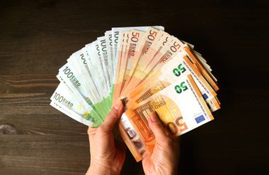 Koyu Kahverengi Ahşaba Karşı Kadın Eli Banknotları Paketi