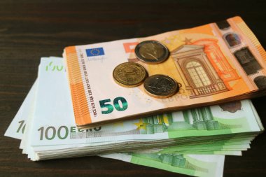Koyu Renkli Arkaplanda Seçici Odaklı Avro Banknotları ve Paralar Paketi