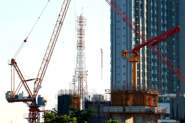 Deux Grues Travaillant Sur Chantier Avec Une Tour Télécommunication Arrière — Photo