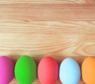 Tahta Arkaplanda Renkli Paskalya Yumurtaları Satırı Kopyalama Boşluğu