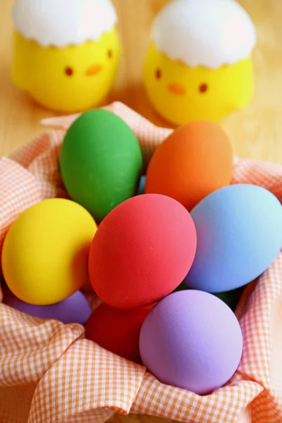 Fonda Bulanık Şirin Piliç Olan Renkli Paskalya Yumurtası Sepeti — Stok fotoğraf
