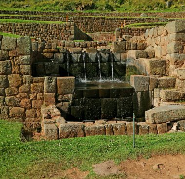İnka 'nın Kutsal Vadisi, Cuzco, Peru' daki Tipon 'daki İyi Korunmuş İnka Çeşmesi Tarihi İnşaat Mühendisliği Simgeleri