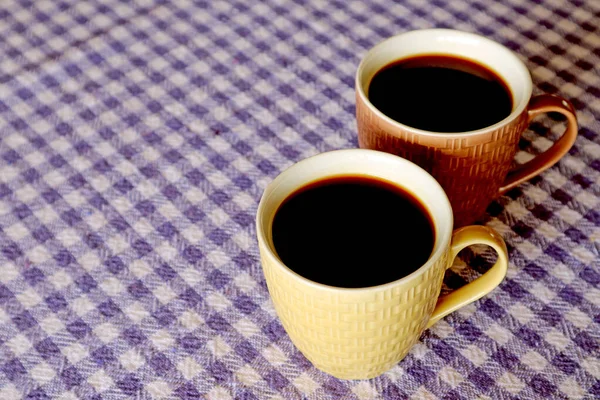 Två Koppar Varmt Svart Kaffe Isolerad Bordet Med Kopieringsutrymme — Stockfoto
