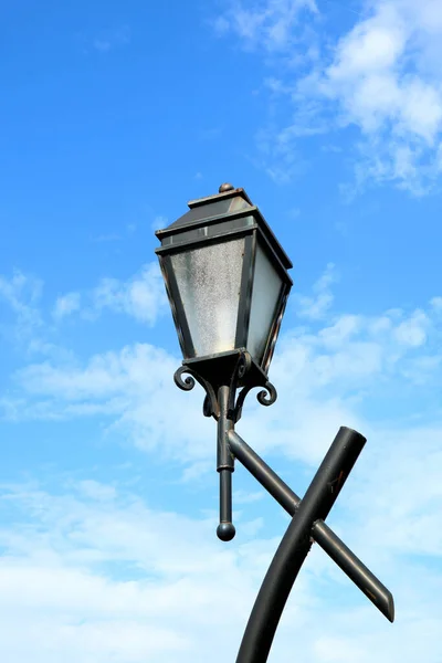 Verticale Afbeelding Van Retro Stijl Straatlamp Levendige Blauwe Hemel — Stockfoto