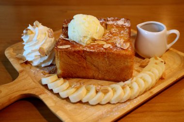 Vanilyalı Tost ve Tahta Tabakta Muz