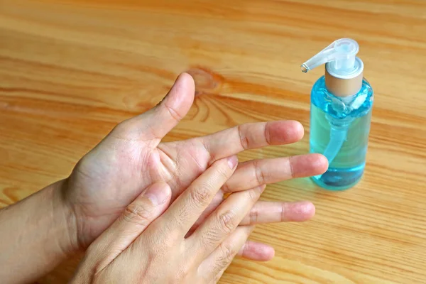 Mãos Limpeza Com Gel Álcool Esfregando Palma Palma Com Dedos — Fotografia de Stock