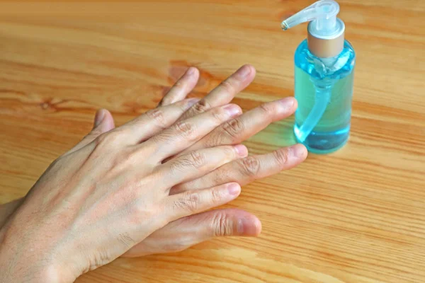 Manos Limpias Con Desinfectante Por Palma Derecha Frotando Sobre Dorso — Foto de Stock