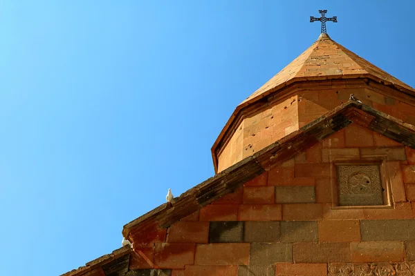 Cúpula Igreja Ortodoxa Armênia Céu Ensolarado Com Três Pombos Perching — Fotografia de Stock