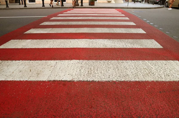 Diminishing Perspektiv Röd Och Vit Urban Fotgängare Crosswalk — Stockfoto