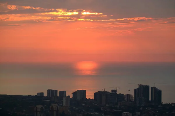 带着一群摩天大楼的夕阳西下的海景远景规划 — 图库照片