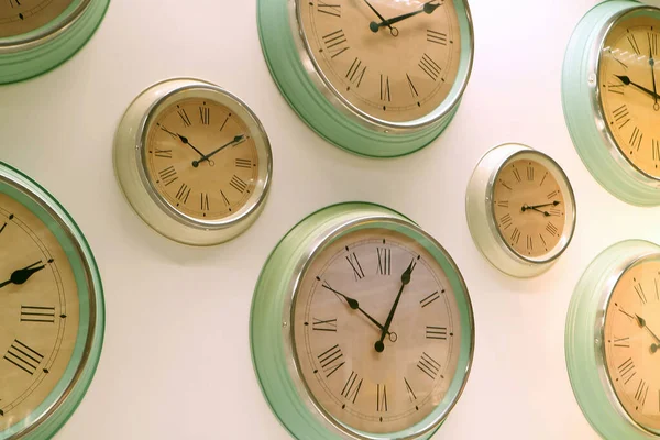 Parede Cheia Relógios Para Tempo Conceito Dinheiro — Fotografia de Stock