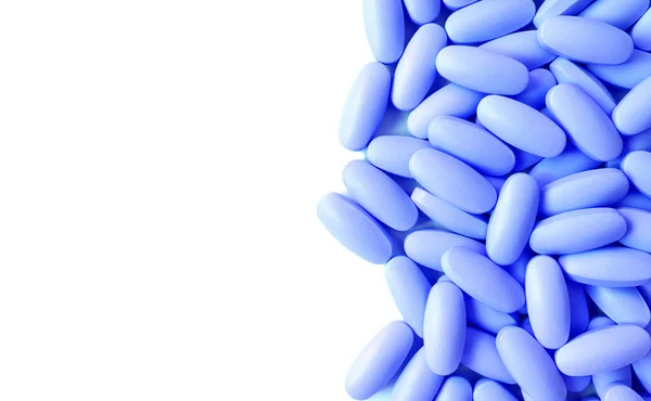 Heap Van Blauwe Pillen Witte Achtergrond Met Kopieerruimte — Stockfoto