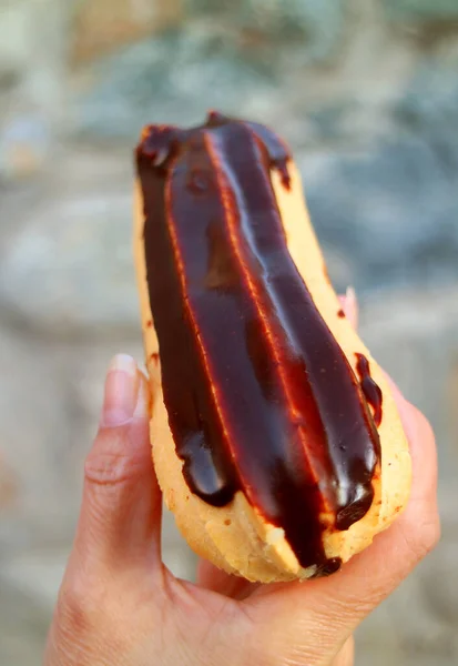 Immagine Verticale Gustoso Cioccolato Eclair Mano — Foto Stock