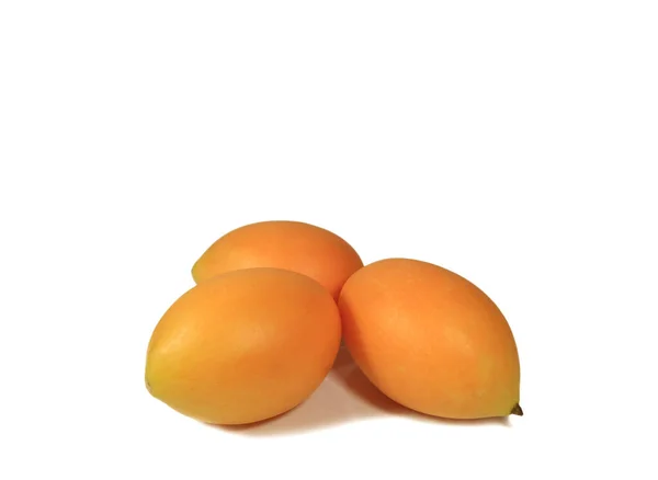 Jasnopomarańczowy Żółty Świeże Dojrzałe Owoce Śliwki Marian Izolowane Białym Tle — Zdjęcie stockowe