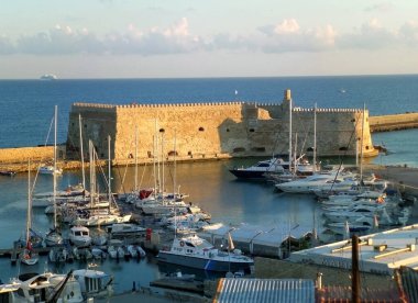 Tarihsel Venedik Kalesi Castello Sabah Günışığında bir Karabasan Girit Adası, Herakleion Eski Limanı