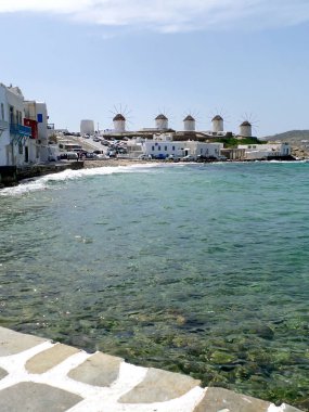 Yunanistan 'ın Mykonos adasındaki Mykonos kasabasının tepesindeki ikonik yel değirmenleri
