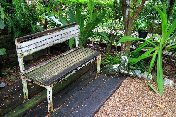 Wit Gekleurde Oude Houten Bank Tuin — Stockfoto