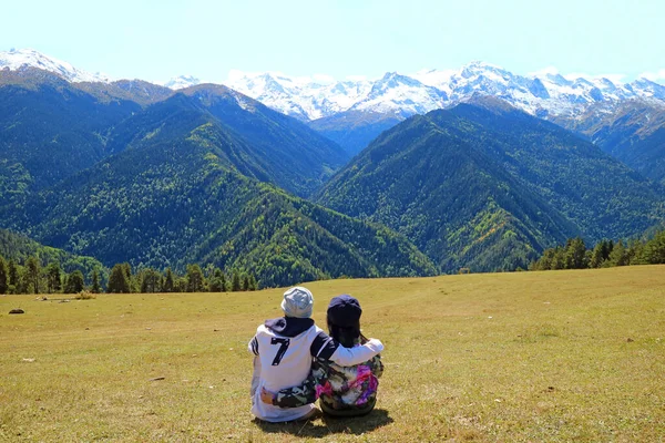 Couple Profitez Vue Imprenable Sur Montagne Caucase Enneigée Depuis Les — Photo
