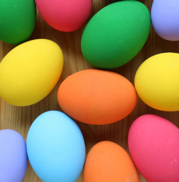 Top View Colorful Easter Eggs Scattered Wooden Background — Stock Photo, Image