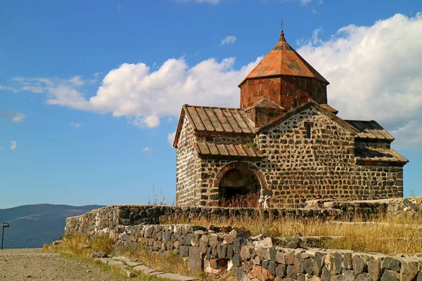 Igreja Complexo Mosteiro Sevanavank Penhasco Com Vista Para Lago Sevan — Fotografia de Stock