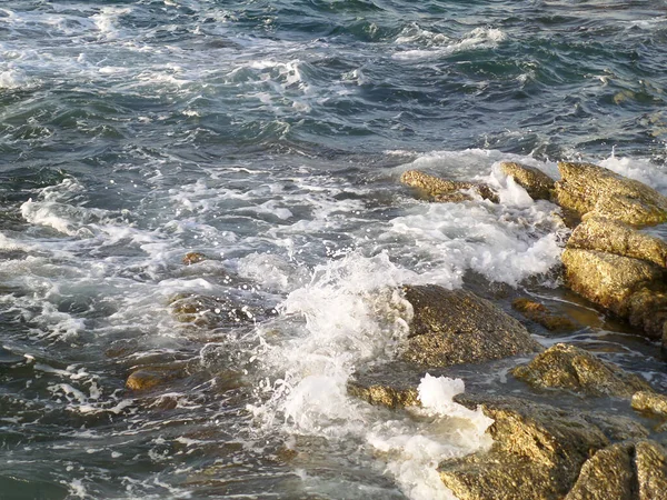 希腊梅科诺斯岛风天的沃维蓝色爱琴海 — 图库照片