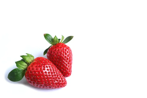 Dos Brillantes Frutas Fresa Maduras Frescas Color Rojo Aisladas Sobre — Foto de Stock