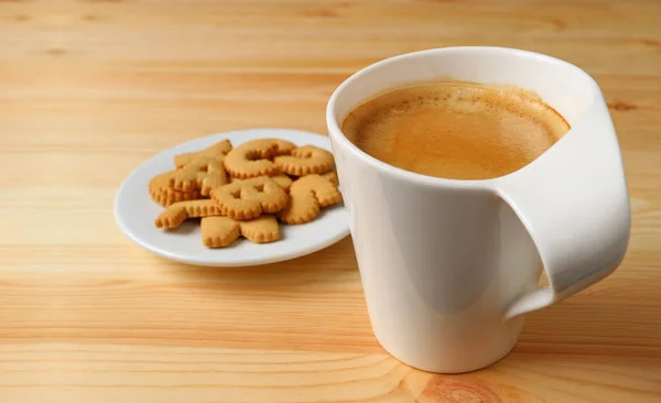 Tasse Heißen Kaffee Mit Einem Teller Plätzchen Auf Dem Holztisch — Stockfoto