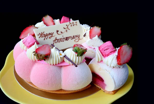 Wunderschöne Und Köstliche Erdbeergelee Vanillemousse Geburtstagstorte Auf Schwarzem Hintergrund — Stockfoto