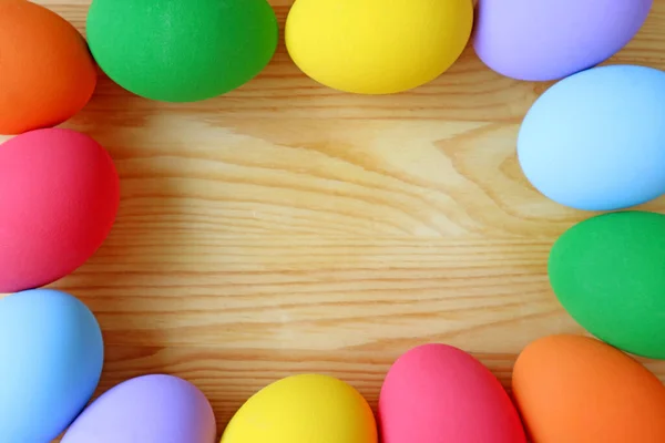 Tahta Arkaplanda Renkli Paskalya Yumurtalarının Kopya Alanı Ile Üst Görünümü — Stok fotoğraf